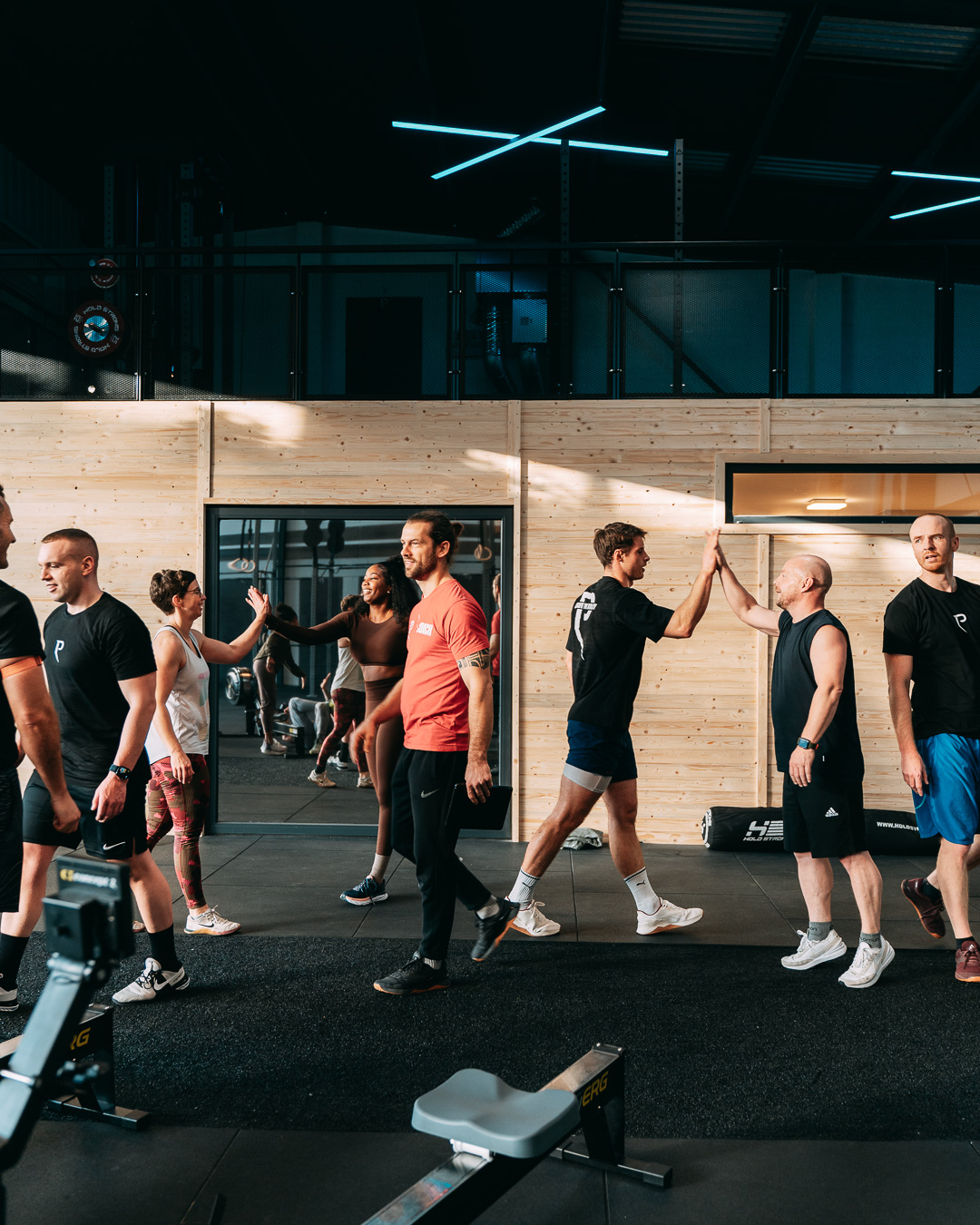 Mitglieder geben sich bei Peak Vitality im Training ein High-Five
